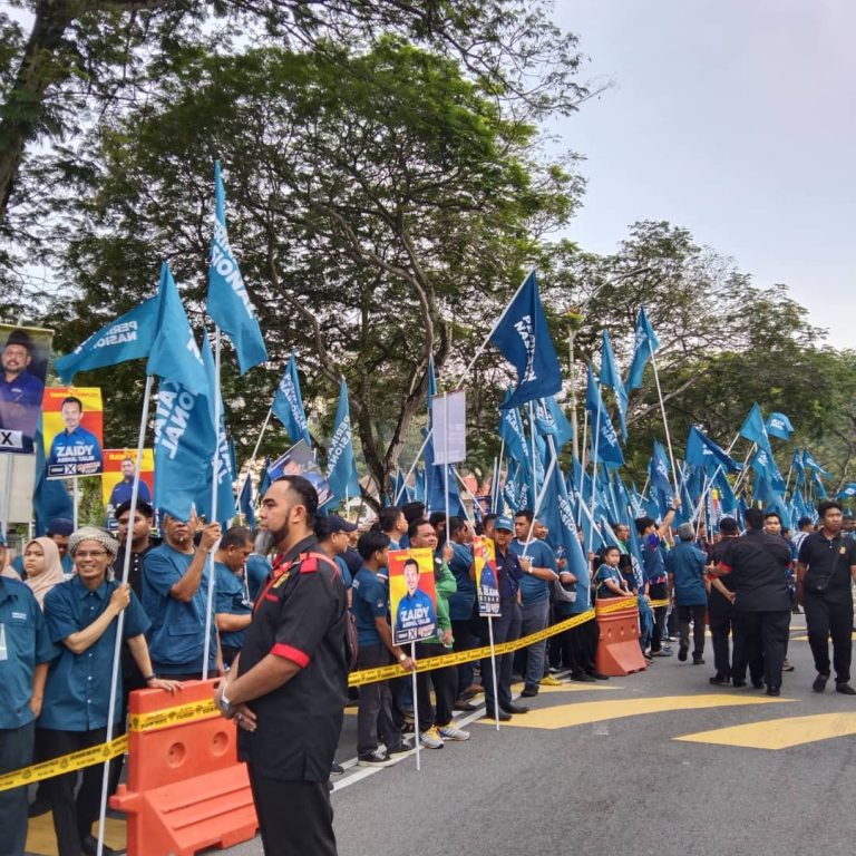 TINDAKAN penyokong Perikatan Nasional mengejek Perdana Menteri, Datuk Seri Anwar Ibrahim di bangunan Majlis Perbandaran Selayang pagi tadi amat dikesali.